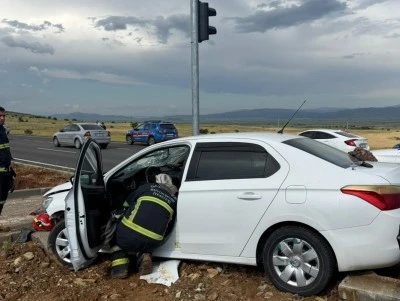 Gaziantep'te &ccedil;arpışan 2 otomobildeki 6 kişi yaralandı