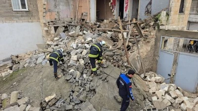 Gaziantep'te &ccedil;&ouml;ken metruk bir evin molozlarının kapattığı yan binadaki 2 kişi kurtarıldı
