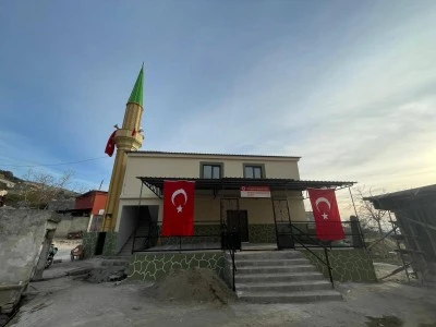 Gaziantep'te depremde yıkılan cami yeniden yapılarak ibadete a&ccedil;ıldı
