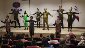 Gaziantep'te depremzede çocuklara tiyatro gösterisi