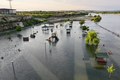 Gaziantep'te Fırat Nehri kenarındaki mesire alanı sular altında kaldı