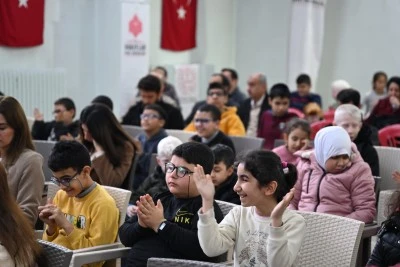 Gaziantep'te g&ouml;rme engelli &ouml;ğrencilere ve &ouml;ğretmenlere kablosuz kulaklık hediye edildi