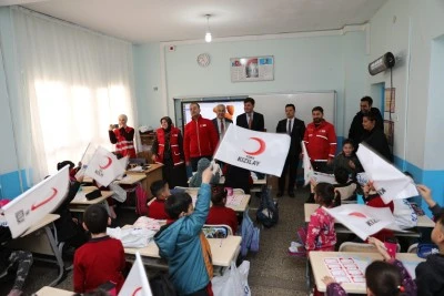 T&uuml;rk Kızılay Artuklu Şubesi'nden ihtiya&ccedil; sahibi 300 &ouml;ğrenciye kıyafet yardımı