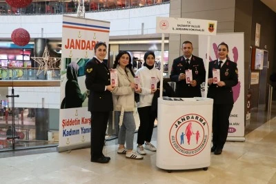 Gaziantep'te jandarma kadına y&ouml;nelik şiddetle m&uuml;cadele standı a&ccedil;tı