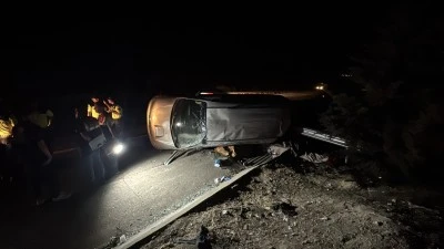Gaziantep'te lastiği patlayan kamyonetin devrildiği kazada 2 kişi &ouml;ld&uuml;, 8 kişi yaralandı