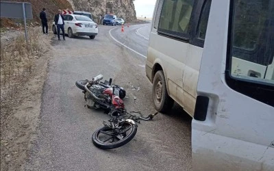 Gaziantep'te minib&uuml;sle motosikletin &ccedil;arpıştığı kazada 1 kişi yaralandı