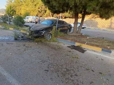 Gaziantep'te orta ref&uuml;je &ccedil;arpan otomobildeki 3 kişi yaralandı