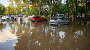 Gaziantep'te Sağanak Yağış Trafiği Fel&ccedil; Etti
