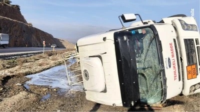 Gaziantep'te tankerin devrildiği kazada 2 kişi yaralandı