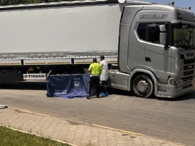 Gaziantep'te tırın &ccedil;arptığı motosikletteki 2 kişi &ouml;ld&uuml;