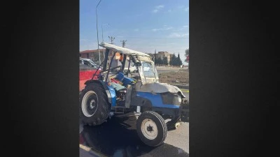 Gaziantep'te trakt&ouml;rle otomobilin &ccedil;arpışması sonucu 2 kişi yaralandı