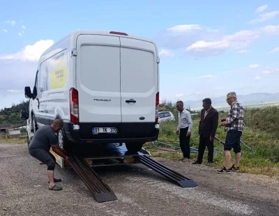 Gaziantep'te yağıştan dolayı alt ge&ccedil;itte mahsur kalan ara&ccedil;taki aileyi itfaiye kurtardı