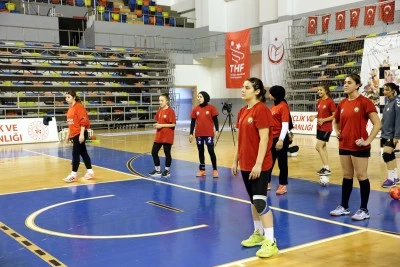 Gen&ccedil; kızların hedefi &uuml;st lige &ccedil;ıkmak