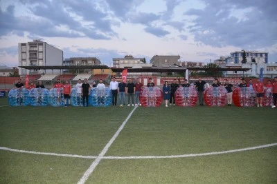 Gen&ccedil;ler balonun i&ccedil;erisinde futbol oynadı