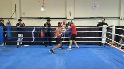Gen&ccedil;ler boks ringini salladı