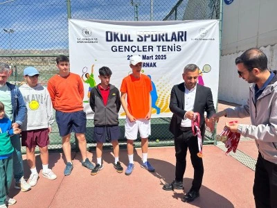 Gen&ccedil;ler Tenis B&ouml;lge Birinciliği m&uuml;sabakaları sona erdi