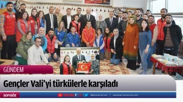 Gen&ccedil;ler Vali&rsquo;yi t&uuml;rk&uuml;lerle karşıladı