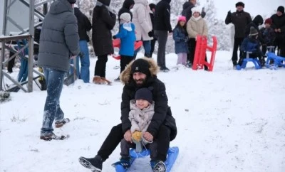 Gen&ccedil;ler yaptıkları kızakla karın tadını &ccedil;ıkardı