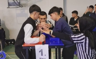 Gen&ccedil;lerin bilekleri b&uuml;k&uuml;lmedi