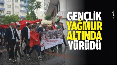 Gen&ccedil;lik, yağmur altında y&uuml;r&uuml;d&uuml;