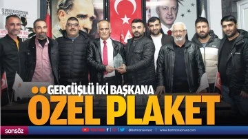 Gerc&uuml;şl&uuml; iki başkana &ouml;zel plaket