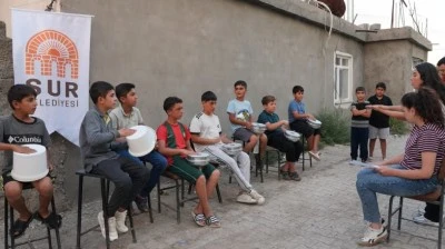 Gezici M&uuml;zik At&ouml;lyesi Sur ve Silvan&rsquo;da &ccedil;ocuklarla buluştu
