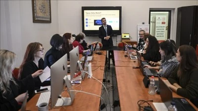 Giyim sekt&ouml;r&uuml;n&uuml;n ustaları yapay zekayla moda tasarımı yapıyor