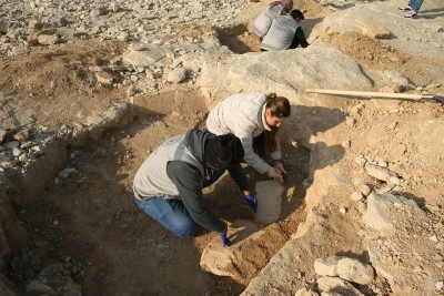 G&ouml;beklitepe'deki "T" taşları andıran yapılar bulundu