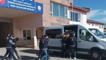 G&ouml;&ccedil;men ka&ccedil;ak&ccedil;ılığı yapan 5 ş&uuml;pheli tutuklandı