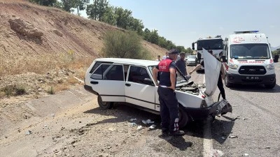 G&ouml;lbaşı'nda &ccedil;arpışan iki otomobilin s&uuml;r&uuml;c&uuml;s&uuml; yaralandı