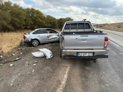G&ouml;lbaşı'nda kamyonetin park halindeki otomobile &ccedil;arpması sonucu 2 kişi yaralandı
