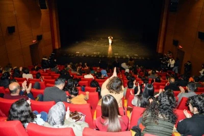 Gong performansı izleyiciyi b&uuml;y&uuml;ledi