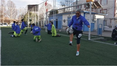 G&ouml;nl&uuml;ndeki futbol aşkı kadın &ouml;ğretmeni erkek futbol takımına antren&ouml;r yaptı