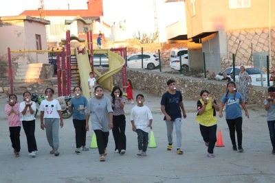 G&ouml;n&uuml;ll&uuml; ekipler, k&ouml;ylerde &ccedil;ocukları eğlendiriyor