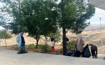 G&ouml;n&uuml;ll&uuml; gen&ccedil;ler, yurt bah&ccedil;elerini temizliyor