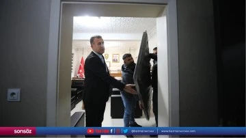 G&ouml;reve başladığı g&uuml;n makam odasının kapısını s&ouml;kt&uuml;rd&uuml;