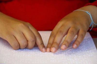 G&ouml;rme engelli R&uuml;meysa'nın d&uuml;nyası okuyup-yazarak aydınlanıyor