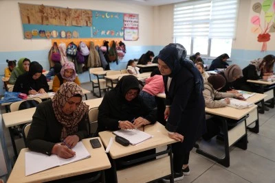 G&uuml;listan &ouml;ğretmen, okuma yazma bilmeyen kadınlara umut oldu