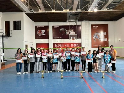 G&uuml;ltepe ortaokulu badminton şampiyonu