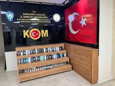 G&uuml;mr&uuml;k ka&ccedil;ağı 126 telefon ele ge&ccedil;irildi