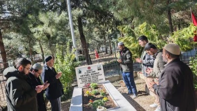 G&uuml;nay, şehadetinin yıl d&ouml;n&uuml;m&uuml;nde kabri başında anıldı