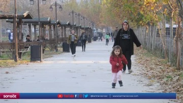 G&uuml;neşli havayı fırsat bilenler parklarda vakit ge&ccedil;irdi