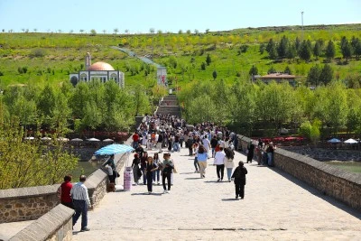 Gurbet&ccedil;i 105 kadın, Diyarbakır ve Mardin'e hayran kaldı