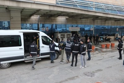 &nbsp;Resmi belgede sahtecilik ve r&uuml;şvet soruşturmasında g&ouml;zaltına alınan 30 ş&uuml;pheli adliyede