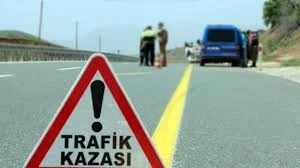 &nbsp;trakt&ouml;r&uuml;n devrildiği kazada 1 kişi &ouml;ld&uuml;, 2 kişi yaralandı