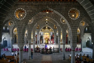 &nbsp;Surp Giragos Ermeni Kilisesi'nde isim g&uuml;n&uuml; ayinle kutlandı