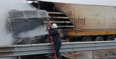 &nbsp;Bariyerlere &ccedil;arpan tırda yangın &ccedil;ıktı, s&uuml;r&uuml;c&uuml; yaralandı