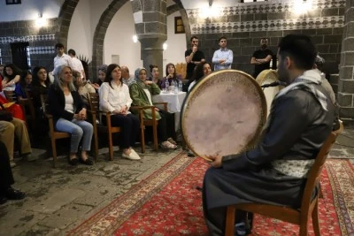 &nbsp;İran&rsquo;dan gelen erbane sanat&ccedil;ıları ile bir araya geldi