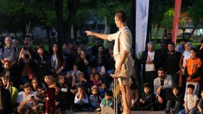 Tiyatro Festivali 8&rsquo;inci g&uuml;n&uuml;nde: Hik&acirc;yeler sahnede, umut parkta yeşerdi