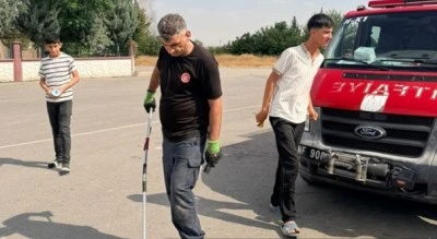 &nbsp;İş yerine giren yılan itfaiye ekiplerince yakalandı